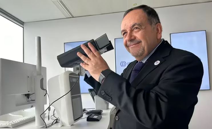 Worldcoin y el Estado se pelean por el iris de los chilenos