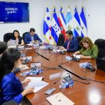 El Salvador acelera su ley de bancos para incorporar servicios con bitcoin