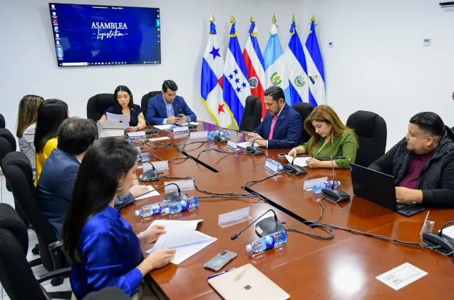 El Salvador acelera su ley de bancos para incorporar servicios con bitcoin