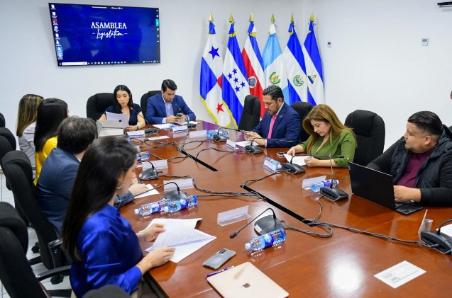 El Salvador acelera su ley de bancos para incorporar servicios con bitcoin