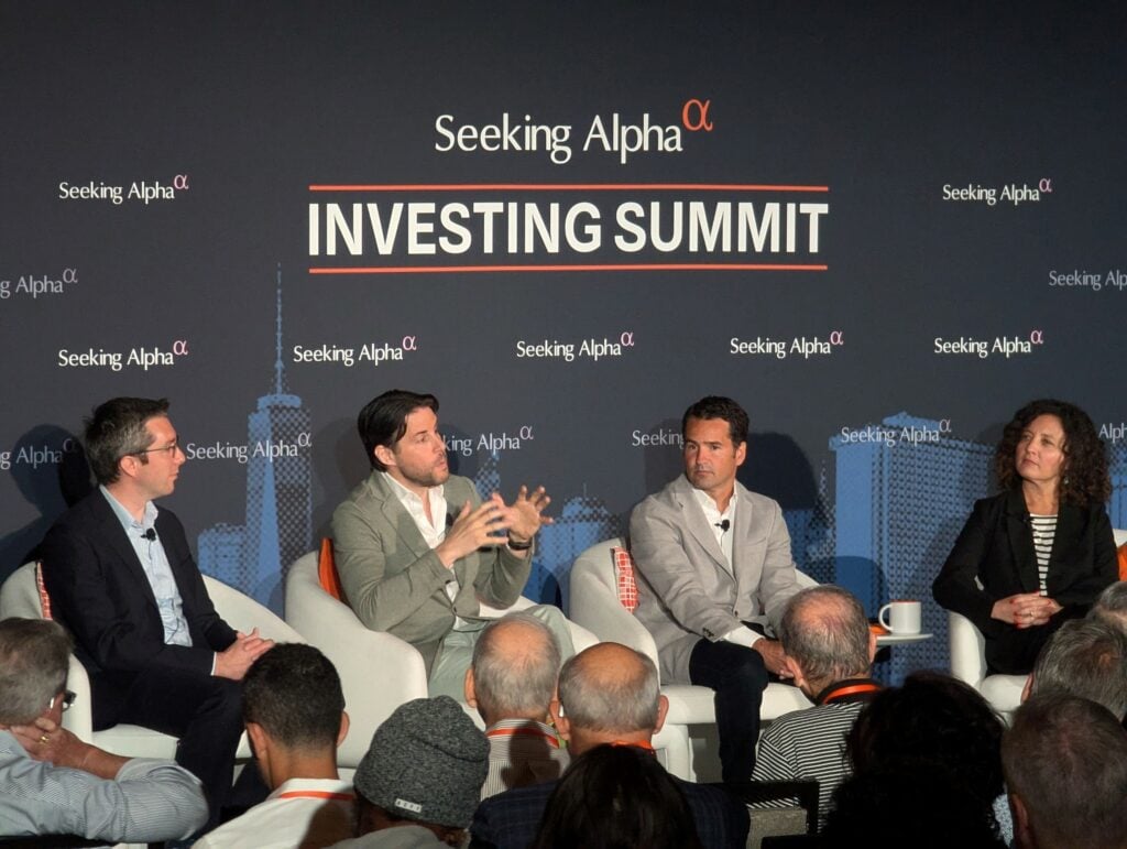 Participación de John Hoffman en la ‍Cumbre de ​Inversión Seeking​ Alpha