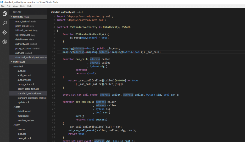 Solidity es un lenguaje de programación creado exclusivamente para ⁣desarrollar⁣ contratos inteligentes.‌ Fuente: ⁣Blockgeeks.